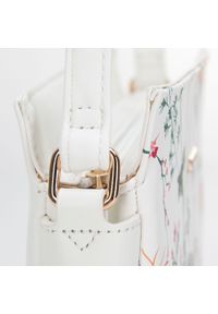 Wittchen - Damska listonoszka z ekoskóry w kwiaty. Kolor: biały. Wzór: kwiaty. Sezon: wiosna. Dodatki: z haftem. Materiał: skórzane. Styl: casual #5