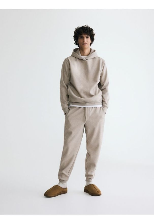 Reserved - Spodnie dresowe regular fit - beżowy. Kolor: beżowy. Materiał: dresówka