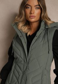 Renee - Zielona Pikowana Kamizelka o Taliowanym Kroju z Kapturem Tulonea. Okazja: na co dzień. Typ kołnierza: kaptur. Kolor: zielony. Materiał: jeans. Styl: casual #4