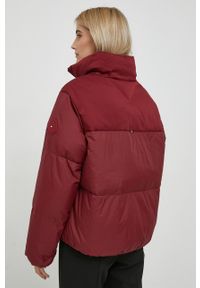 TOMMY HILFIGER - Tommy Hilfiger kurtka damska kolor bordowy zimowa. Kolor: czerwony. Materiał: syntetyk, poliester. Sezon: zima #4