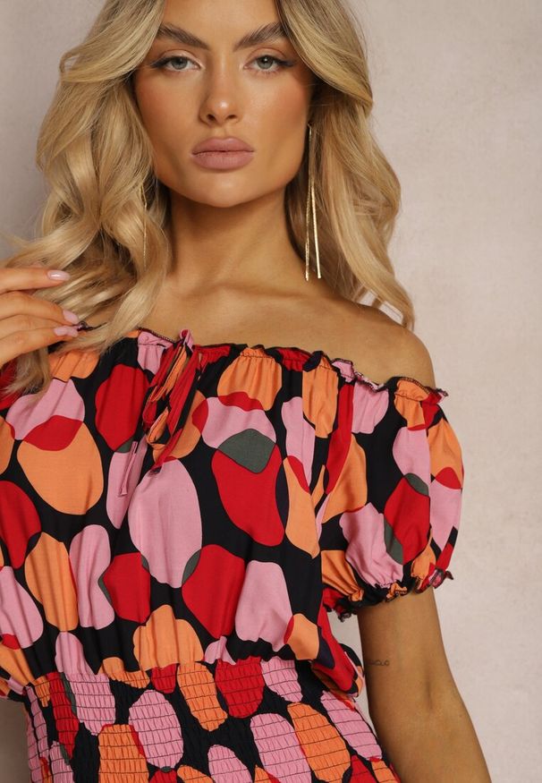 Renee - Czerwona Sukienka Hiszpanka z Bawełny z Modelującą Gumką w Pasie Vearica. Typ kołnierza: dekolt hiszpanka. Kolor: czerwony. Materiał: bawełna. Sezon: lato