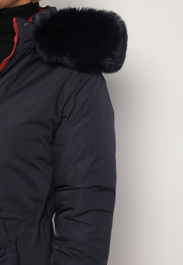 Born2be - Granatowa Dwustronna Kurtka za Kolano z Kapturem z Futerkiem Zephyro. Typ kołnierza: kaptur. Kolor: niebieski. Materiał: futro. Długość: długie. Wzór: gładki, aplikacja