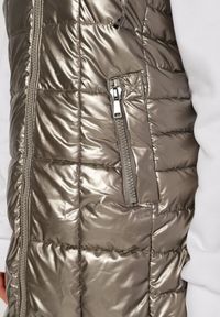 Born2be - Złota Kamizelka z Wypukłym Pikowaniem Kapturem i Lakierowanym Efektem Damess. Kolor: złoty. Materiał: lakier. Długość: długie. Wzór: aplikacja #4