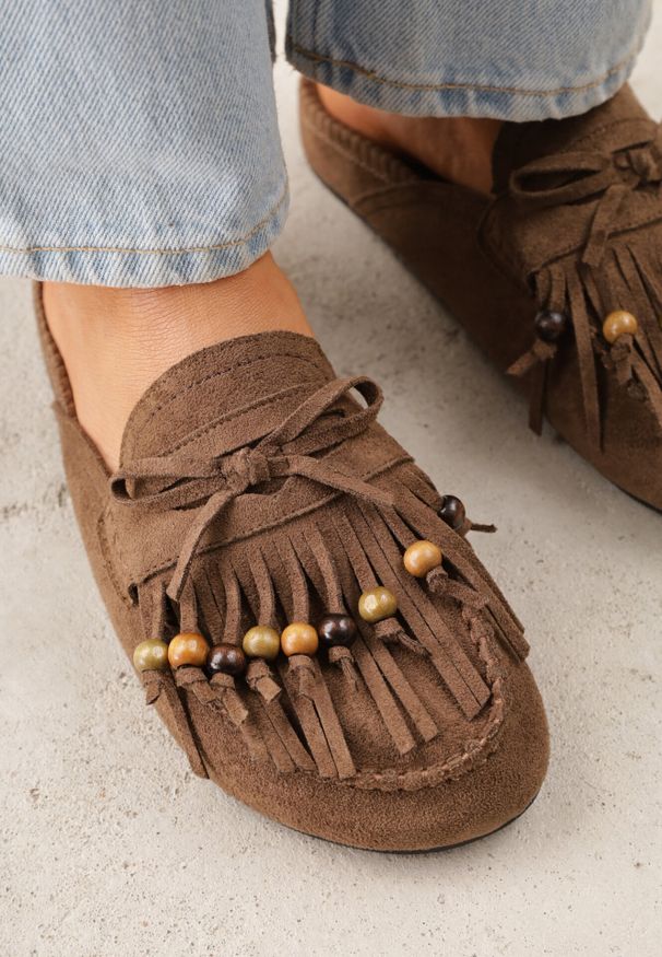 Born2be - Ciemnobrązowe Klapki VICES Typu Mule z Koralikami Frędzlami i Kokardą Dioleora. Okazja: na co dzień. Kolor: brązowy. Wzór: aplikacja. Styl: casual, elegancki