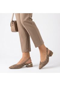 Czółenka damskie S.Barski, cholewka ze skóry naturalnej spiczasty nosek i geometryczny obcas, beżowe, CR61-3004. Okazja: na co dzień. Zapięcie: pasek. Kolor: beżowy. Szerokość cholewki: normalna. Wzór: geometria. Materiał: skóra. Obcas: na obcasie. Styl: elegancki, casual. Wysokość obcasa: średni #3