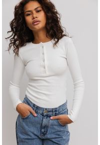 Marsala - Dopasowany top z dekoltem na zatrzaski w kolorze CLASSIC WHITE - MOODY NAP-XL. Materiał: elastan, dzianina, prążkowany, bawełna, materiał. Długość rękawa: długi rękaw. Długość: długie