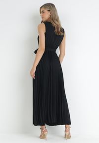 Born2be - Czarna Plisowana Sukienka Maxi z Gumką w Pasie i Materiałowym Paskiem Biak. Okazja: na ślub cywilny, na imprezę, na wesele. Typ kołnierza: dekolt kopertowy. Kolor: czarny. Materiał: materiał. Sezon: lato. Typ sukienki: kopertowe. Styl: klasyczny, elegancki. Długość: maxi #5