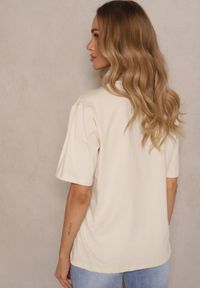 Renee - Jasnobeżowy T-shirt Oversize z Bawełny Zdobiony Nadrukiem Setolina. Okazja: na co dzień. Kolor: beżowy. Materiał: bawełna. Wzór: aplikacja, nadruk. Styl: klasyczny, casual, elegancki #5