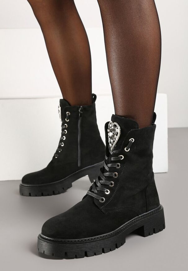 Born2be - Czarne Płaskie Sznurowane Botki w Stylu Workerów z Metalową Aplikacją Savanelith. Zapięcie: sznurówki. Kolor: czarny. Materiał: jeans, skóra. Wzór: aplikacja. Obcas: na obcasie. Wysokość obcasa: niski