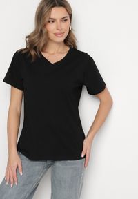 Born2be - Czarny Bawełniany T-shirt z Trójkątnym Dekoltem Nelirna. Okazja: na co dzień. Kolor: czarny. Materiał: bawełna. Styl: casual #3