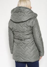 Born2be - Ciemnozielona Pikowana Kurtka z Kapturem Ocieplana Futerkiem Lealinea. Okazja: na co dzień. Typ kołnierza: kaptur. Kolekcja: plus size. Kolor: zielony. Materiał: futro. Długość: długie. Styl: casual #6