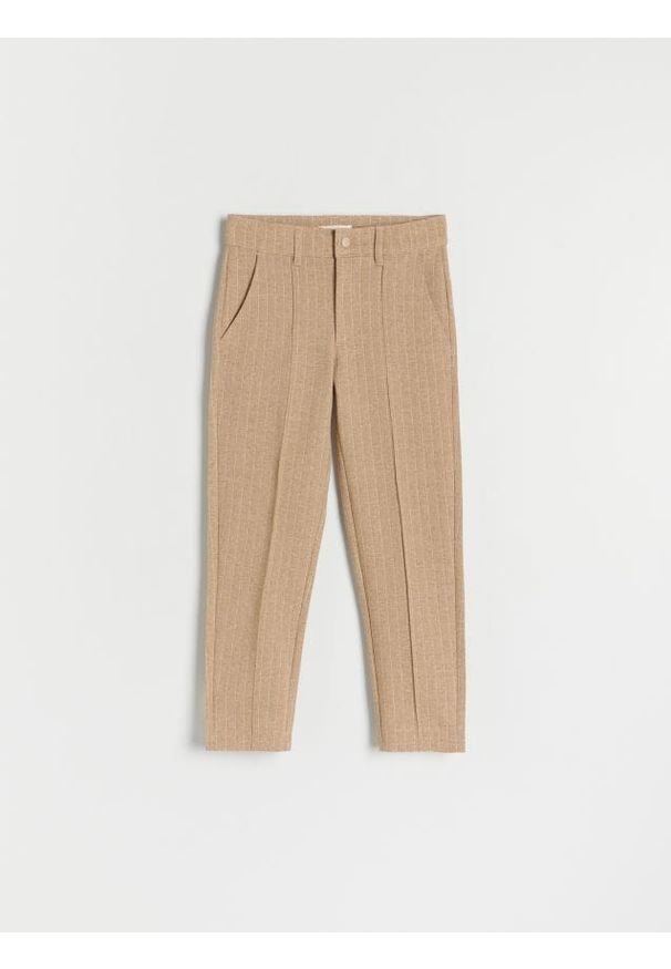 Reserved - Prążkowane spodnie chino - beżowy. Kolor: beżowy. Materiał: prążkowany