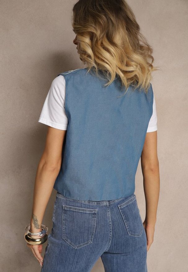 Renee - Niebieska Wiązana Kamizelka z Bawełny Zdobiona Haftem z Kwiatowym Motywem Lisavirae. Kolor: niebieski. Materiał: bawełna. Wzór: haft, aplikacja, kwiaty. Sezon: wiosna, lato