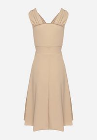 Born2be - Beżowa Koktajlowa Sukienka na Ramiączkach z Kopertowym Dekoltem i Falbanką Omemia. Kolor: beżowy. Długość rękawa: na ramiączkach. Typ sukienki: kopertowe. Styl: wizytowy #6
