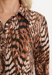 Born2be - Brązowa Koszula Ozdobiona Wzorem w Tygrysie Paski Dobbane. Kolor: brązowy. Wzór: aplikacja, paski