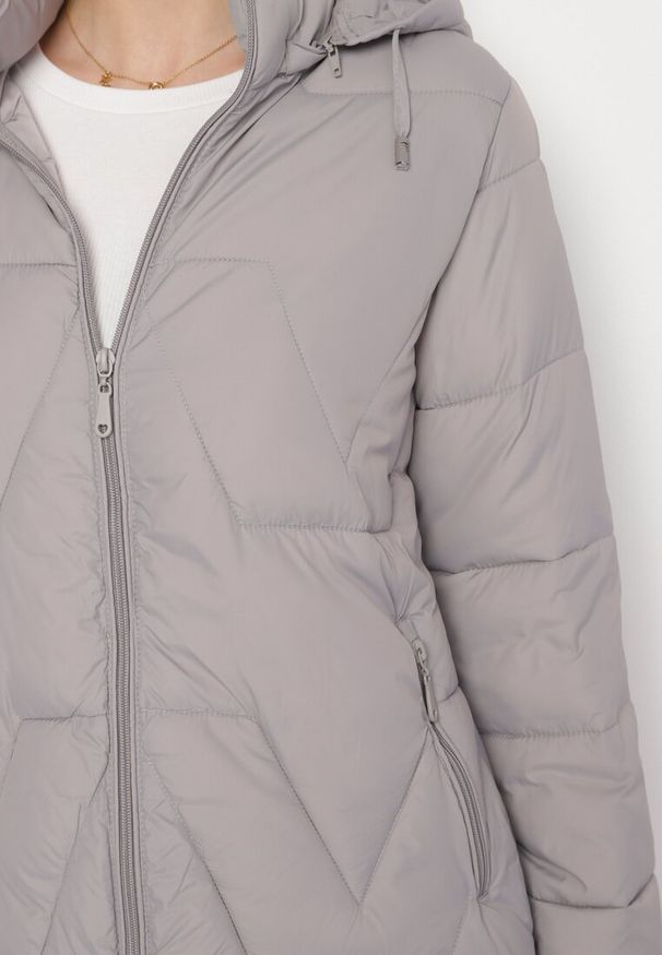 Born2be - Jasnoszara Kurtka z Szerokim Pikowaniem i Kapturem Yasidi. Okazja: na co dzień. Kolor: szary. Materiał: jeans. Styl: elegancki, casual