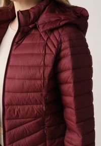 Born2be - Bordowa Klasyczna Kurtka Przejściowa z Pikowaniem i Odpinanym Kapturem Pretiella. Okazja: na spacer, na co dzień. Kolor: czerwony. Materiał: jeans, nylon. Styl: klasyczny #2