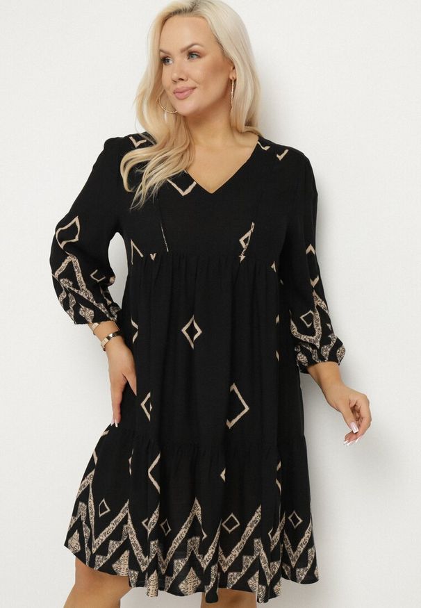 Born2be - Czarna Bawełniana Sukienka Pudełkowa w Geometryczny Wzór Claradina. Typ kołnierza: dekolt w serek. Kolekcja: plus size. Kolor: czarny. Materiał: bawełna. Wzór: geometria. Typ sukienki: dla puszystych. Styl: elegancki