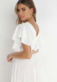 Born2be - Biała Rozkloszowana Sukienka Zdobiona Falbanami Emilienne. Okazja: na randkę, na spacer. Kolor: biały. Materiał: jeans, tkanina. Wzór: aplikacja, gładki, jednolity. Typ sukienki: rozkloszowane. Styl: wizytowy, klasyczny, elegancki. Długość: maxi #5