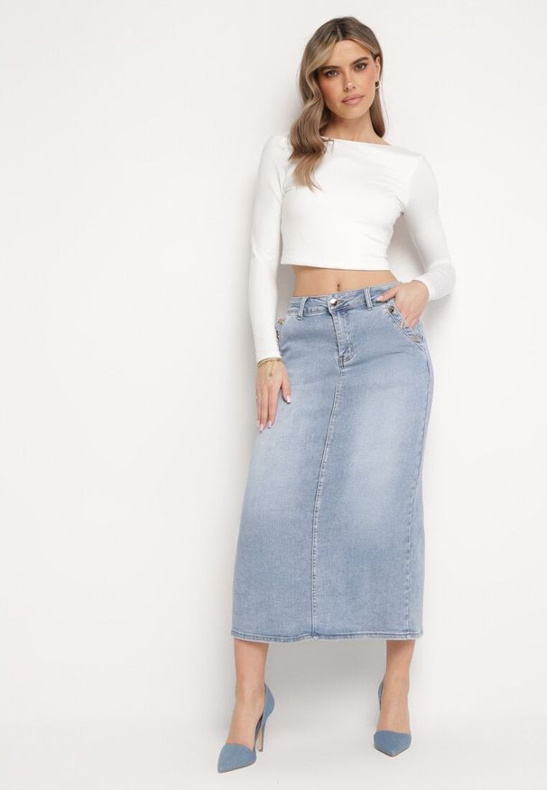 Born2be - Jasnoniebieska Spódnica Jeansowa z Ozdobnymi Nitami i Wysokim Stanem Nellahope. Stan: podwyższony. Kolor: niebieski. Materiał: jeans. Wzór: aplikacja. Styl: klasyczny
