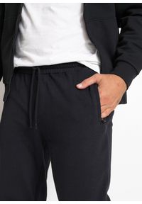 bonprix - Spodnie do biegania z praktycznymi kieszeniami zapinanymi na zamek. Kolor: czarny. Styl: sportowy #2