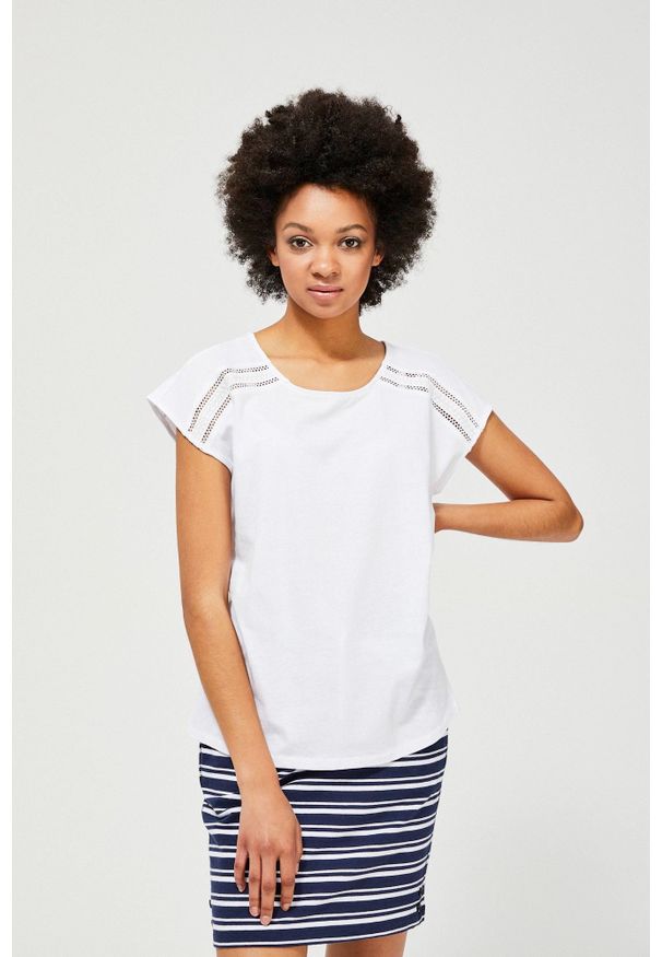 MOODO - T-shirt z ażurowym zdobieniem. Materiał: koronka, bawełna, poliester. Długość rękawa: krótki rękaw. Długość: krótkie. Wzór: aplikacja, ażurowy. Styl: klasyczny