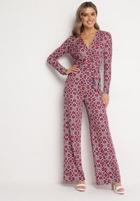 Born2be - Czerwono-Biały Wzorzysty Kombinezon z Długim Rękawem i Szerokimi Spodniami z Wiązaniem w Pasie Vilati. Kolor: niebieski. Długość rękawa: długi rękaw. Długość: długie. Wzór: geometria. Styl: elegancki #5