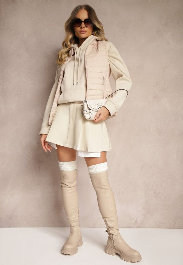 Renee - Beżowa Kamizelka ze Stójką z Pikowaniem i Kieszeniami Valoreth. Okazja: na spotkanie biznesowe, na co dzień. Typ kołnierza: kołnierzyk stójkowy. Kolor: beżowy. Styl: elegancki, biznesowy, klasyczny, casual