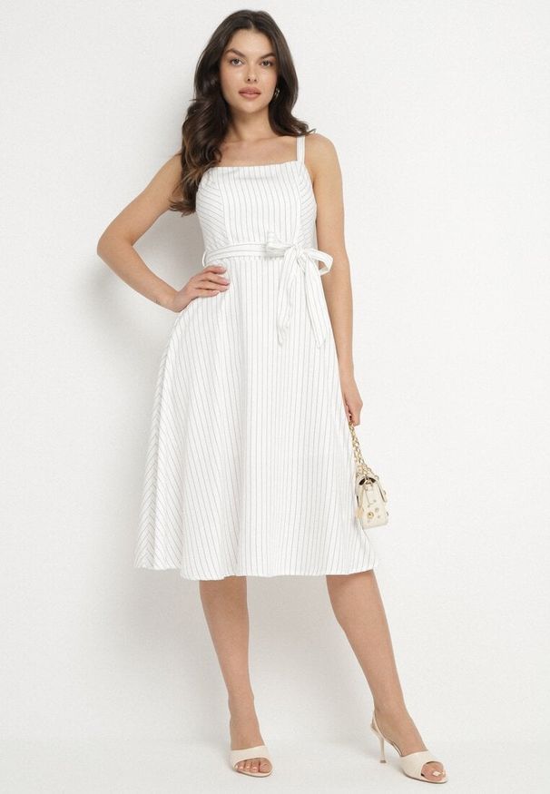 Born2be - Biała Sukienka z Wiskozą ze Wzorem Pasków Dolereia. Okazja: na co dzień. Kolor: biały. Materiał: wiskoza. Długość rękawa: na ramiączkach. Styl: casual, klasyczny. Długość: midi