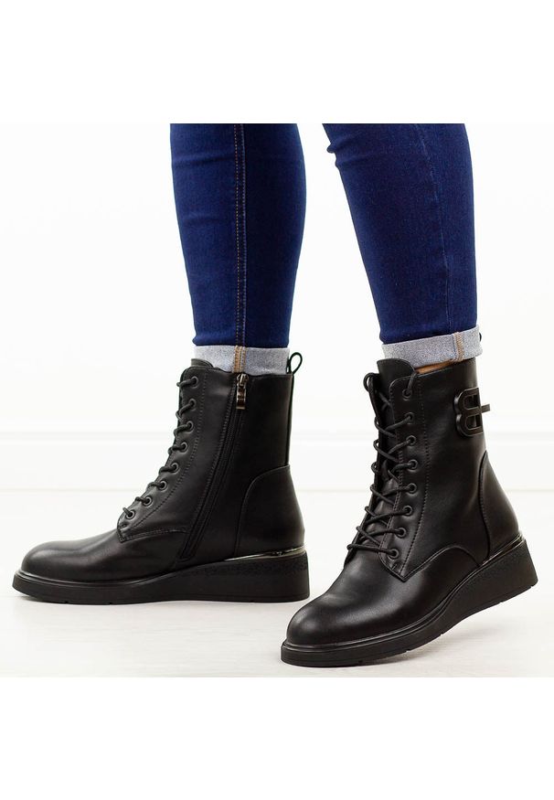 Czarne skórzane botki damskie T.Sokolski Z25-196. Okazja: na co dzień. Nosek buta: okrągły. Kolor: czarny. Materiał: skóra. Szerokość cholewki: normalna. Sezon: zima, jesień. Obcas: na obcasie. Styl: klasyczny, casual, elegancki