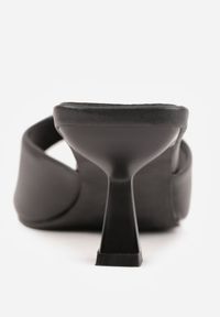 Renee - Czarne Klapki Peep Toe na Obcasie Kaczuszka Calinetta. Nosek buta: otwarty. Kolor: czarny. Materiał: koronka. Obcas: na obcasie. Styl: klasyczny. Wysokość obcasa: średni #6