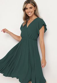 Born2be - Ciemnozielona Plisowana Sukienka z Kopertowym Dekoltem i Gumką w Talii Waretta. Typ kołnierza: dekolt kopertowy. Kolor: zielony. Typ sukienki: kopertowe. Styl: elegancki