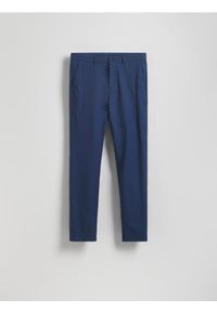 Reserved - Spodnie chino slim fit - granatowy. Kolor: niebieski. Materiał: bawełna