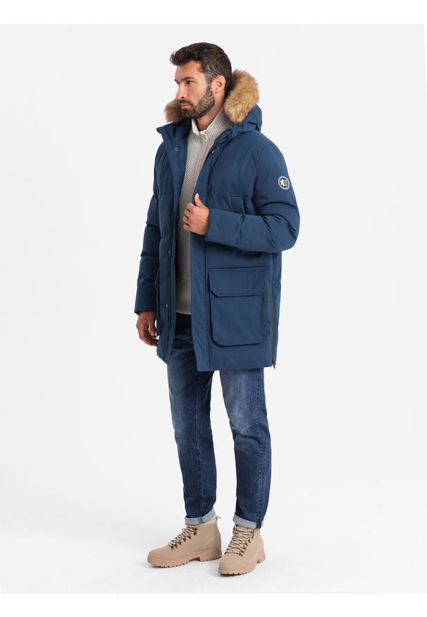 Ombre Clothing - Długa ocieplana męska kurtka parka z rozpinanym dołem – granatowa V5 OM-JALJ-0184 - XXL. Typ kołnierza: kołnierzyk stójkowy. Kolor: niebieski. Materiał: guma, futro, poliester, syntetyk, materiał, tkanina. Długość: długie. Wzór: aplikacja, gładki