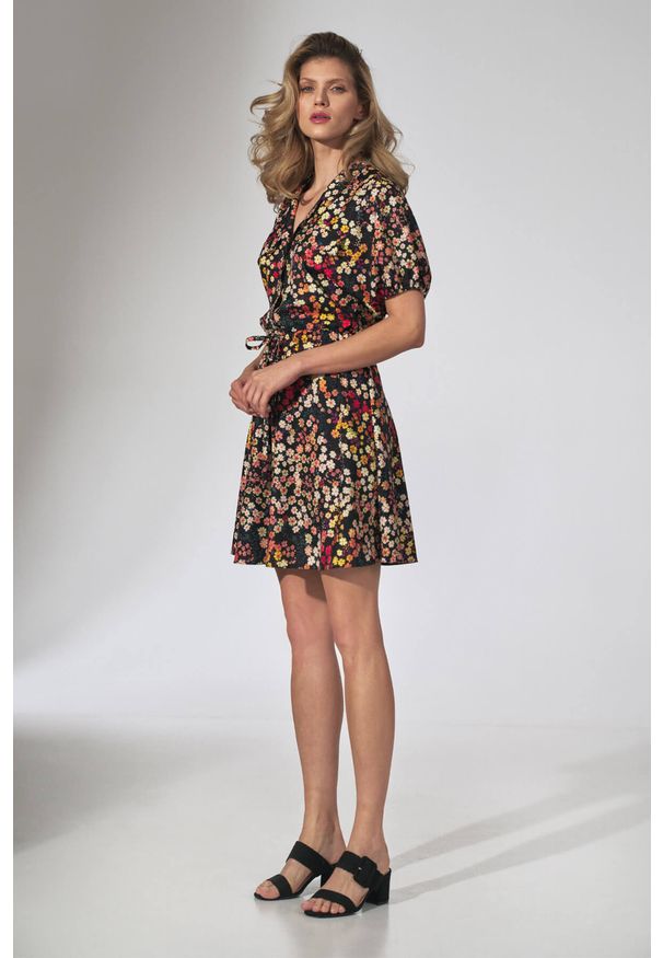 Figl - Sukienka koszulowa w kwiaty rozkloszowana mini z wiskozy z guzikami. Okazja: do pracy. Materiał: wiskoza. Wzór: kwiaty. Sezon: lato. Typ sukienki: koszulowe. Styl: wizytowy. Długość: mini