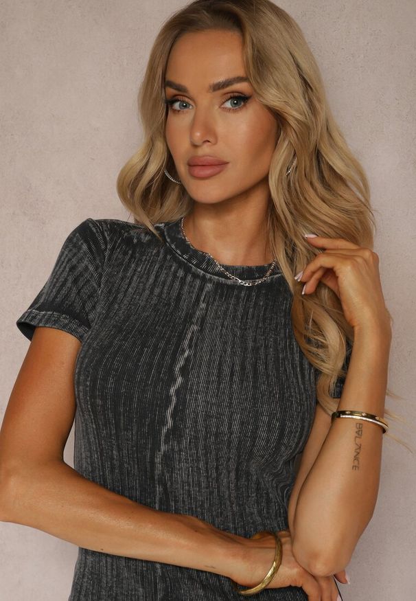 Renee - Ciemnoszara Sukienka z Bawełny z Krótkim Rękawem Ozdobiona Przetarciami Tiamason. Okazja: do pracy. Kolor: szary. Materiał: bawełna. Długość rękawa: krótki rękaw. Wzór: aplikacja. Typ sukienki: proste. Styl: wizytowy