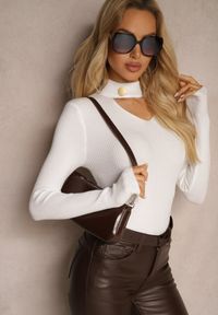 Renee - Biały Sweter Golf z Ozdobnym Wycięciem Przy Dekolcie Erticia. Typ kołnierza: golf. Kolor: biały. Sezon: zima