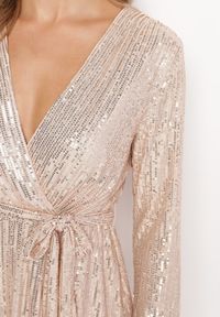 Born2be - Szampański Cekinowy Kombinezon z Kopertowym Dekoltem i Paskiem w Talii Bellaox. Kolor: złoty. Materiał: materiał #2