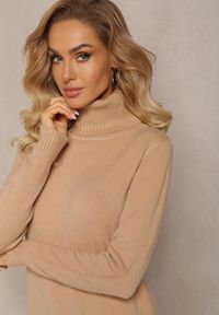 Renee - Ciemnobeżowy Golf z Prążkowanymi Krawędziami Bilfo. Typ kołnierza: golf. Kolor: beżowy. Materiał: prążkowany. Sezon: zima, jesień. Styl: klasyczny #3