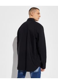 Burberry - BURBERRY - Czarna koszula z naszywką. Kolor: czarny. Materiał: bawełna. Długość rękawa: długi rękaw. Długość: długie. Wzór: aplikacja. Styl: klasyczny #4