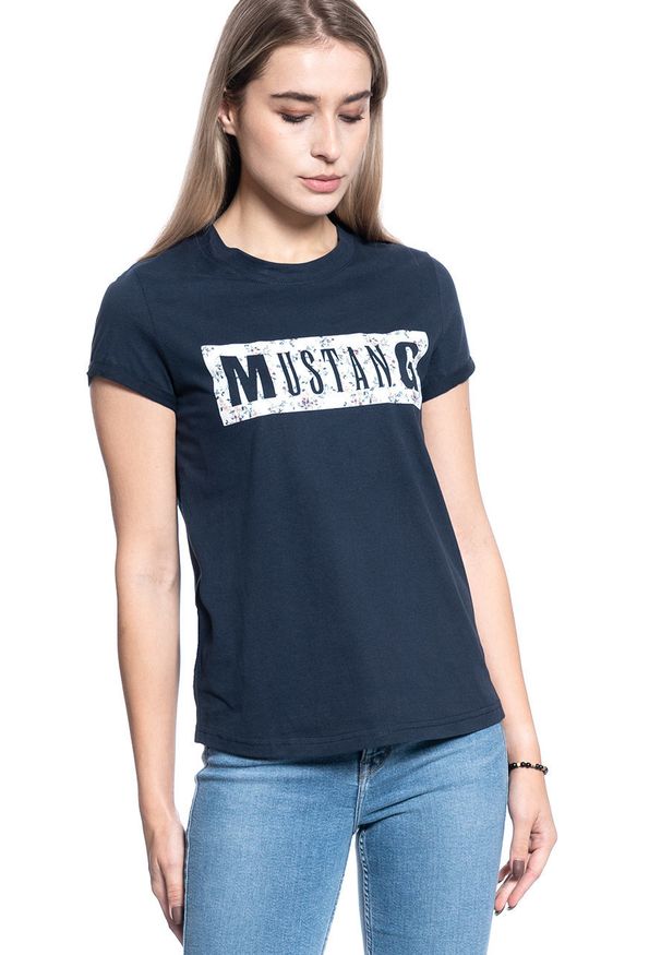 Mustang - DAMSKI T-SHIRT MUSTANG ALINA C PRINT 1010753 4136. Okazja: na imprezę, na co dzień, na spacer. Materiał: bawełna, jeans, denim, materiał. Długość rękawa: krótki rękaw. Długość: krótkie. Wzór: nadruk. Sezon: lato. Styl: klasyczny, sportowy, casual, wakacyjny, elegancki
