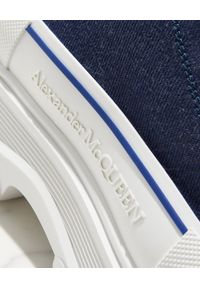 Alexander McQueen - ALEXANDER MCQUEEN - Niebieskie trampki z gumową podeszwą. Nosek buta: okrągły. Zapięcie: sznurówki. Kolor: biały. Materiał: guma. Styl: klasyczny #5