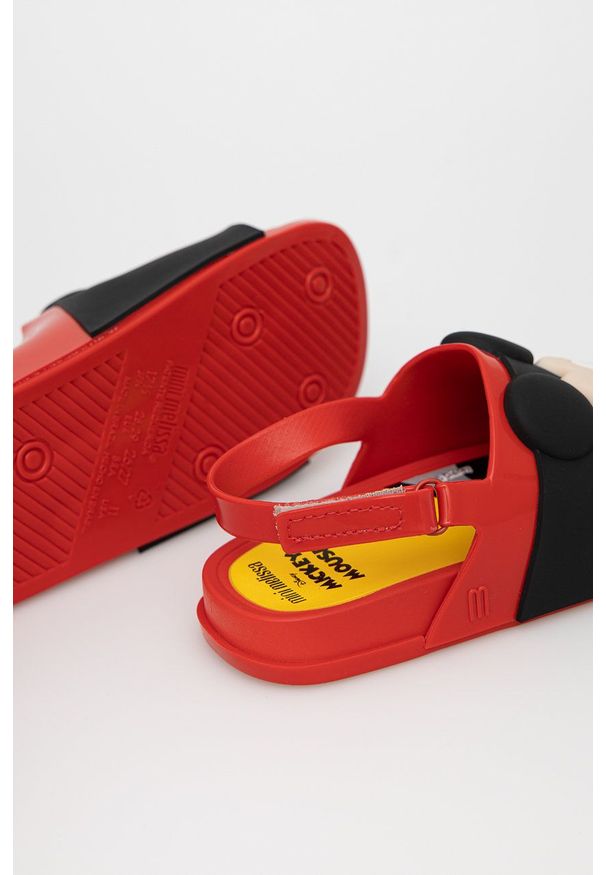 melissa - Melissa sandały dziecięce Beach Slide x Disney kolor czerwony. Zapięcie: rzepy. Kolor: czerwony. Materiał: kauczuk, guma, materiał. Wzór: motyw z bajki. Obcas: na obcasie. Wysokość obcasa: niski