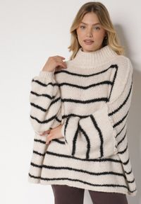 Born2be - Beżowy Golf Oversize w Paski z Domieszką Wełny i Wiskozy Nexeia. Okazja: na co dzień. Typ kołnierza: golf. Kolor: beżowy. Materiał: wełna, wiskoza. Wzór: paski. Styl: klasyczny, casual, elegancki #4