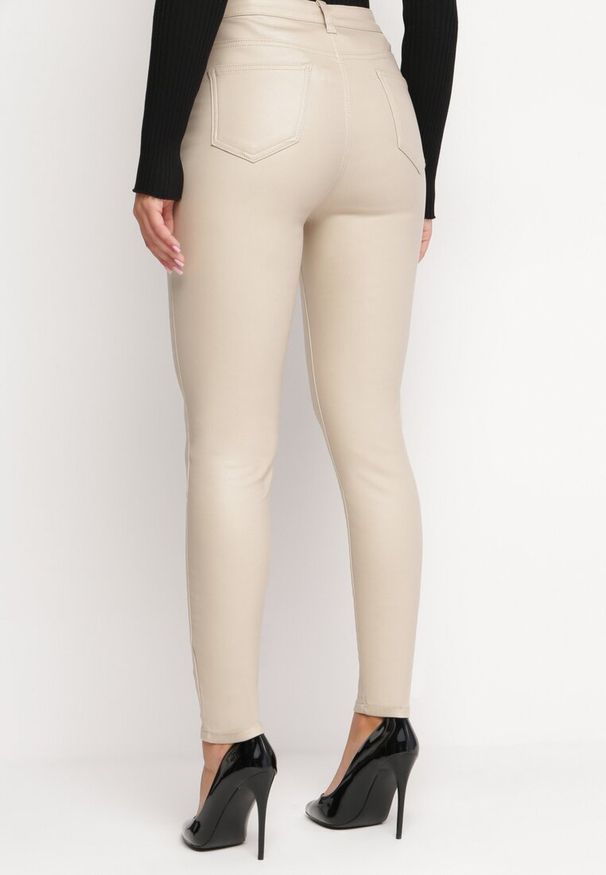 Born2be - Beżowe Spodnie Skinny z Imitacji Skóry Daciss. Kolor: beżowy. Materiał: skóra