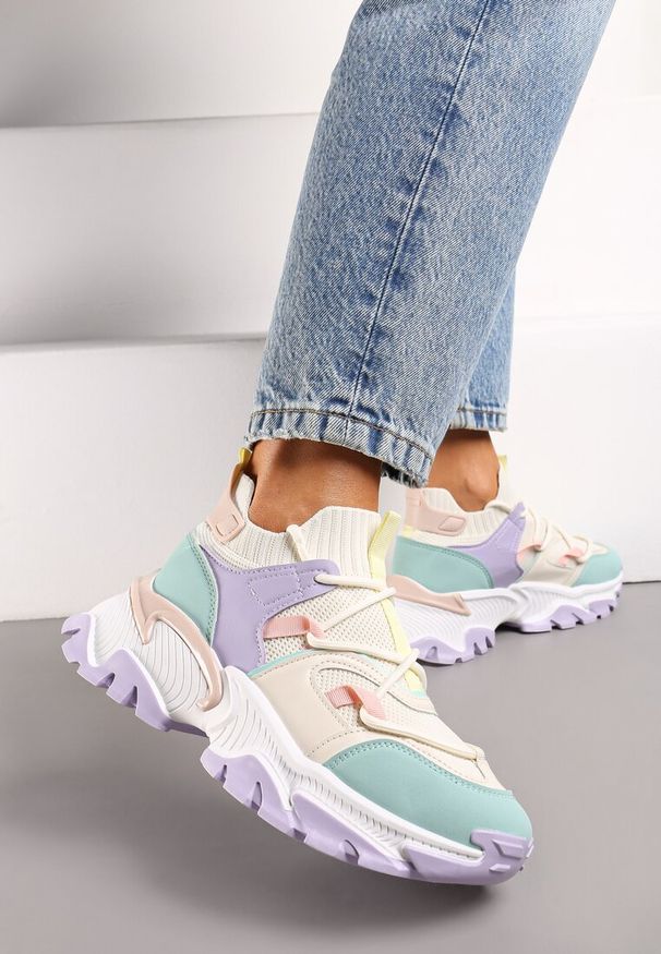 Renee - Fioletowo-Zielone Sneakersy w Skarpetkowym Stylu z Elastycznym Wiązaniem i Tłoczoną Podeszwą Ielene. Okazja: na co dzień. Zapięcie: bez zapięcia. Kolor: fioletowy. Materiał: jeans, skóra. Obcas: na obcasie. Wysokość obcasa: średni