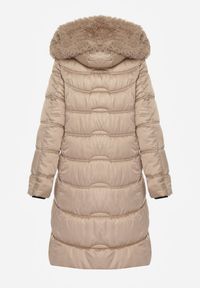 Born2be - Beżowa Pikowana Kurtka Płaszcz za Kolano z Kapturem i Futerkiem Naelora. Okazja: na spacer, na co dzień. Typ kołnierza: kaptur. Kolor: beżowy. Materiał: futro. Styl: casual, klasyczny #7