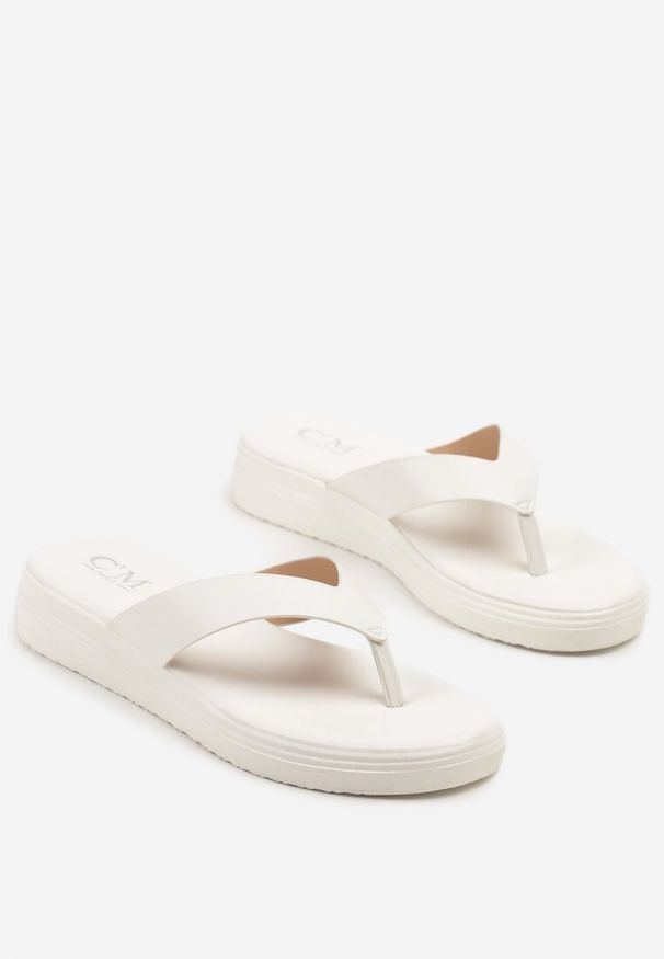 Born2be - Białe Casualowe Japonki na Niskim Koturnie Kinarena. Okazja: na co dzień. Kolor: biały. Materiał: jeans. Obcas: na koturnie. Styl: casual