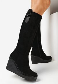 Born2be - Czarne Kozaki na Koturnie z Paskiem w Cyrkonie Umbra. Okazja: na co dzień. Zapięcie: pasek. Kolor: czarny. Obcas: na koturnie. Styl: casual #4