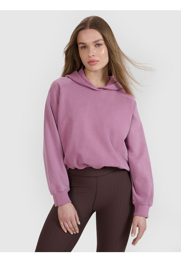 4f - 4F Bluza dresowa cropped nierozpinana z kapturem damska 4F x Anna Lewandowska - różowa XL. Okazja: na co dzień. Typ kołnierza: kaptur. Kolor: różowy. Materiał: dresówka. Długość rękawa: raglanowy rękaw. Wzór: gładki, ze splotem. Styl: sportowy, elegancki, casual